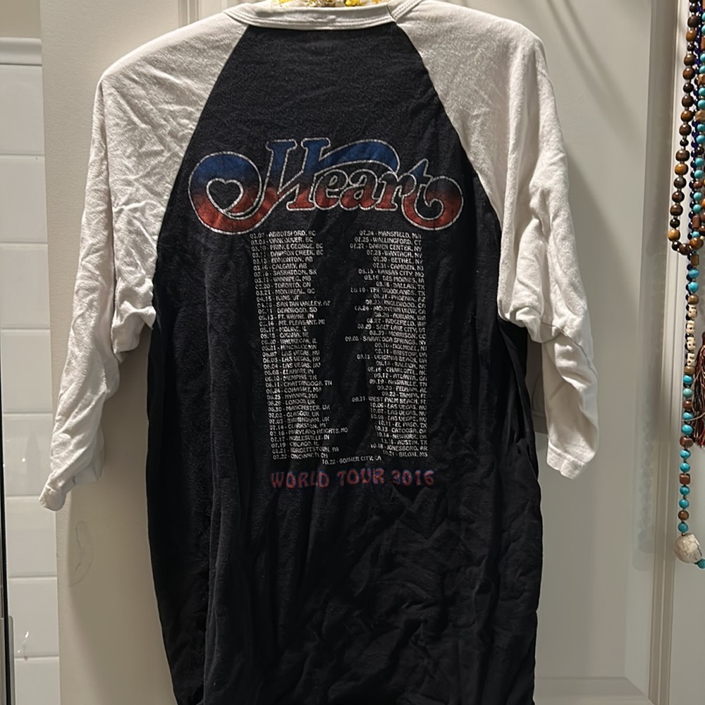 Vintage 2016 Tultex Heart tour T shirt 19.5” pit-pit - Picture 4 of 5
